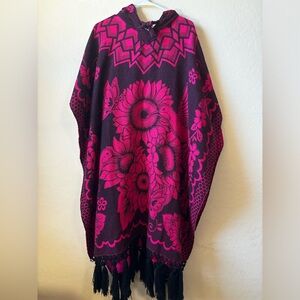 Hooded Poncho, Sunflowers and Hummingbirds. One Size . 100% acrilic .